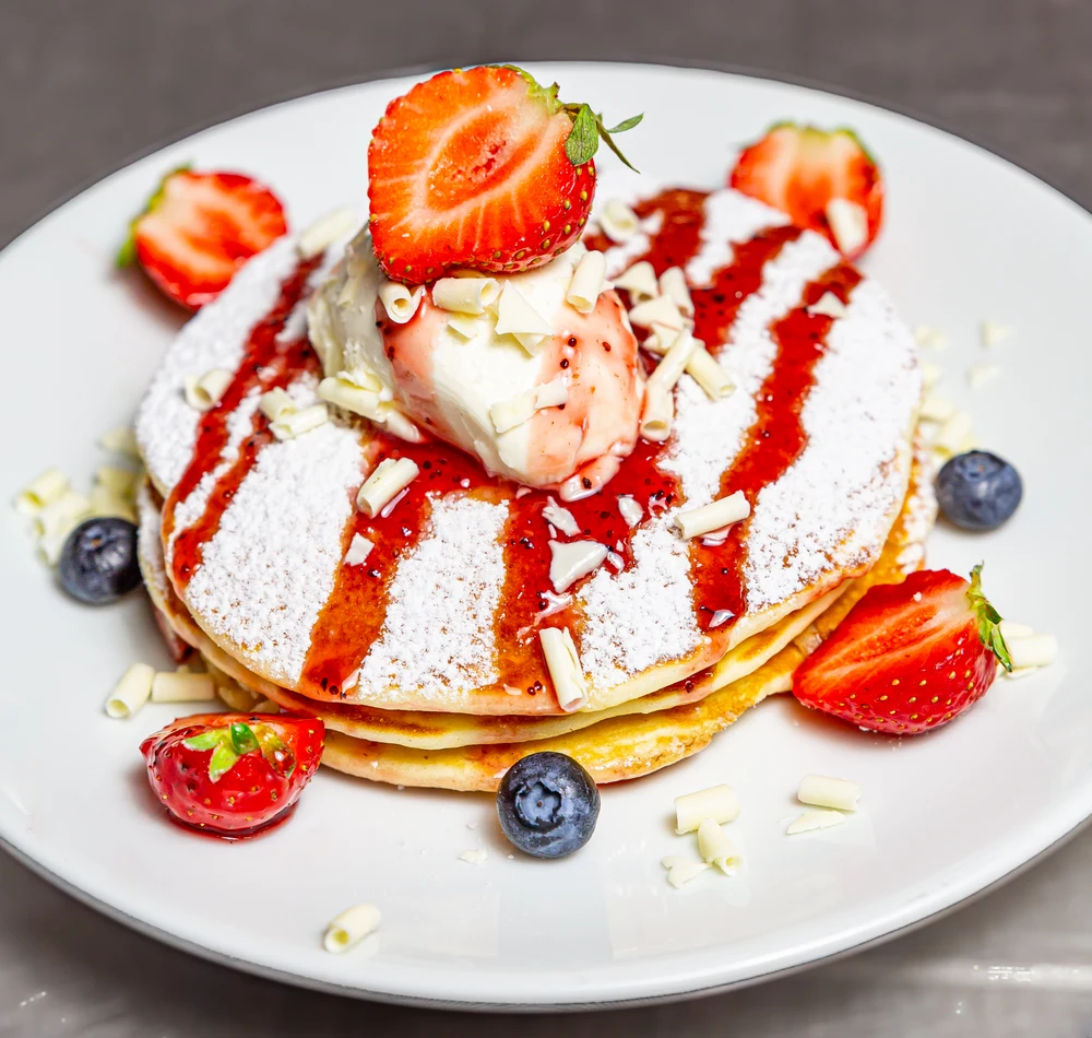 Pancakes met aardbeien en poedersuiker uit de keuken van Bakkie & Baksel.