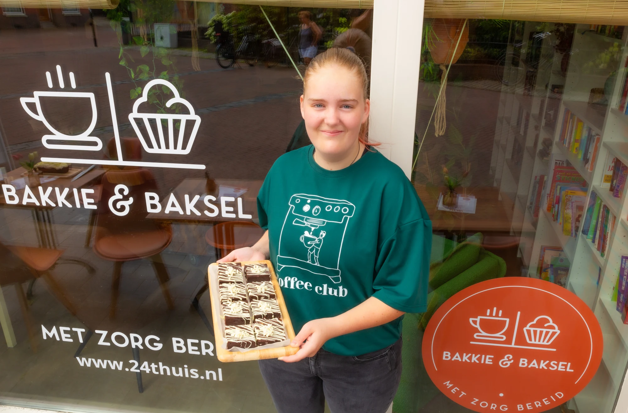 Rachel presenteert een plank brownies voor Bakkie & Baksel.