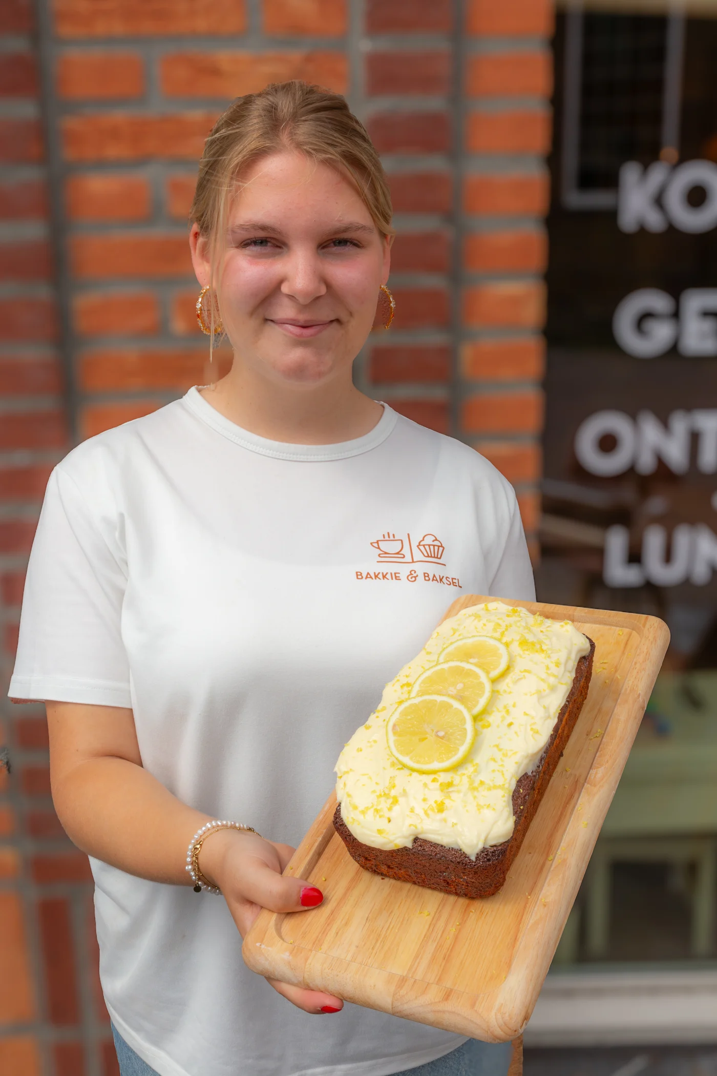 Citroencake wordt gepresenteerd voor de koffiebar.